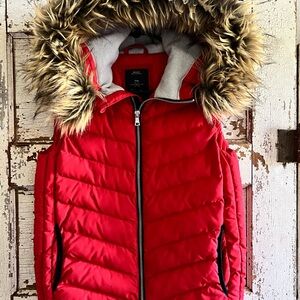 Stylish Red Women’s  Puffer Vest with Faux Fur Hood XS Gap
